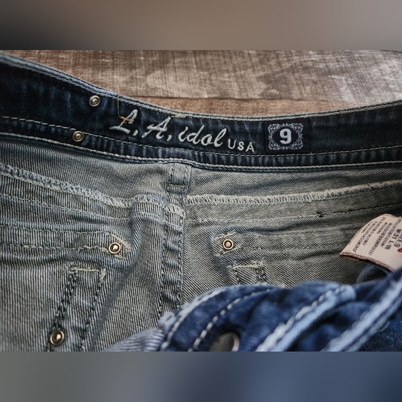 L.A Idol Denim Cropped Capris - Picture 5 of 12